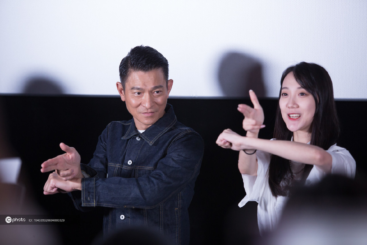 林嘉欣敞开衣领无惧层层颈纹刘德华满面红光精神饱满