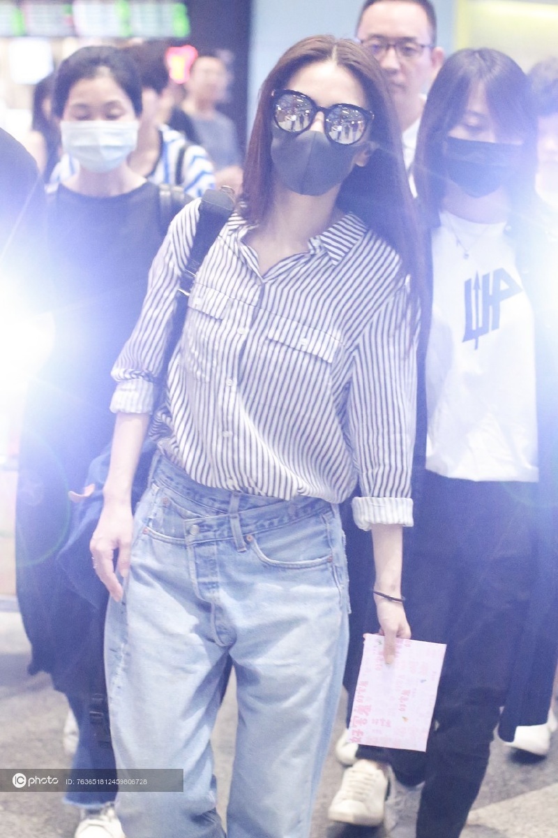 街拍田馥甄条纹衬衫错位扣牛仔裤帆布鞋旅行袋干练利落