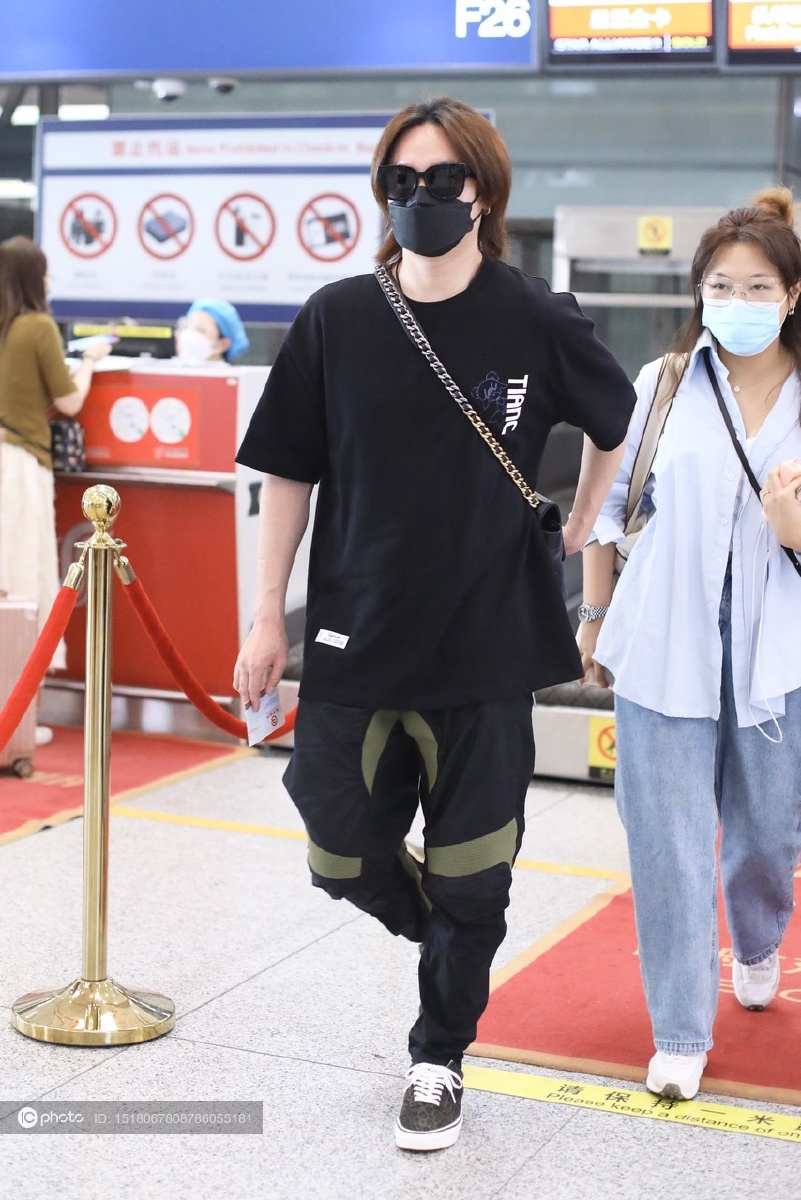 街拍尹正黑色t恤运动裤运动鞋简约帅气