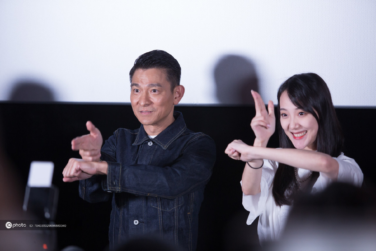 林嘉欣敞开衣领无惧层层颈纹刘德华满面红光精神饱满