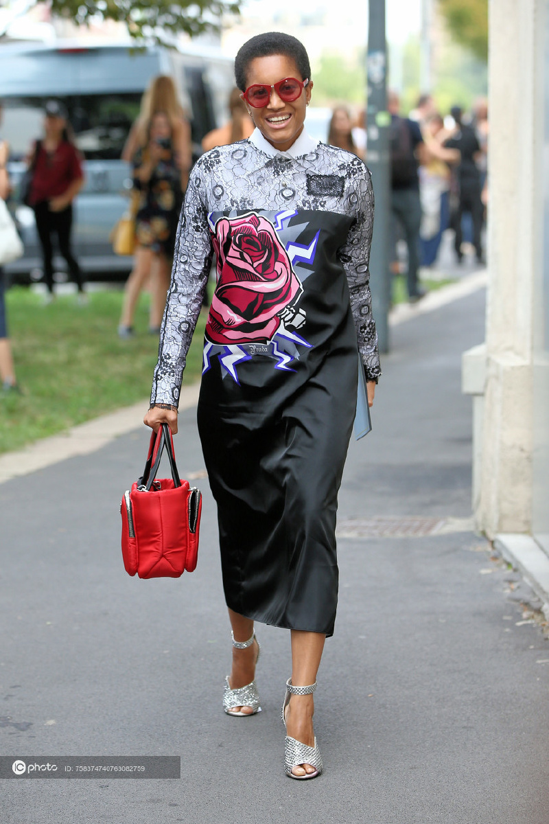 街拍时尚博主tamumcpherson玫瑰印花缎面连衣裙红色手袋银色高跟鞋