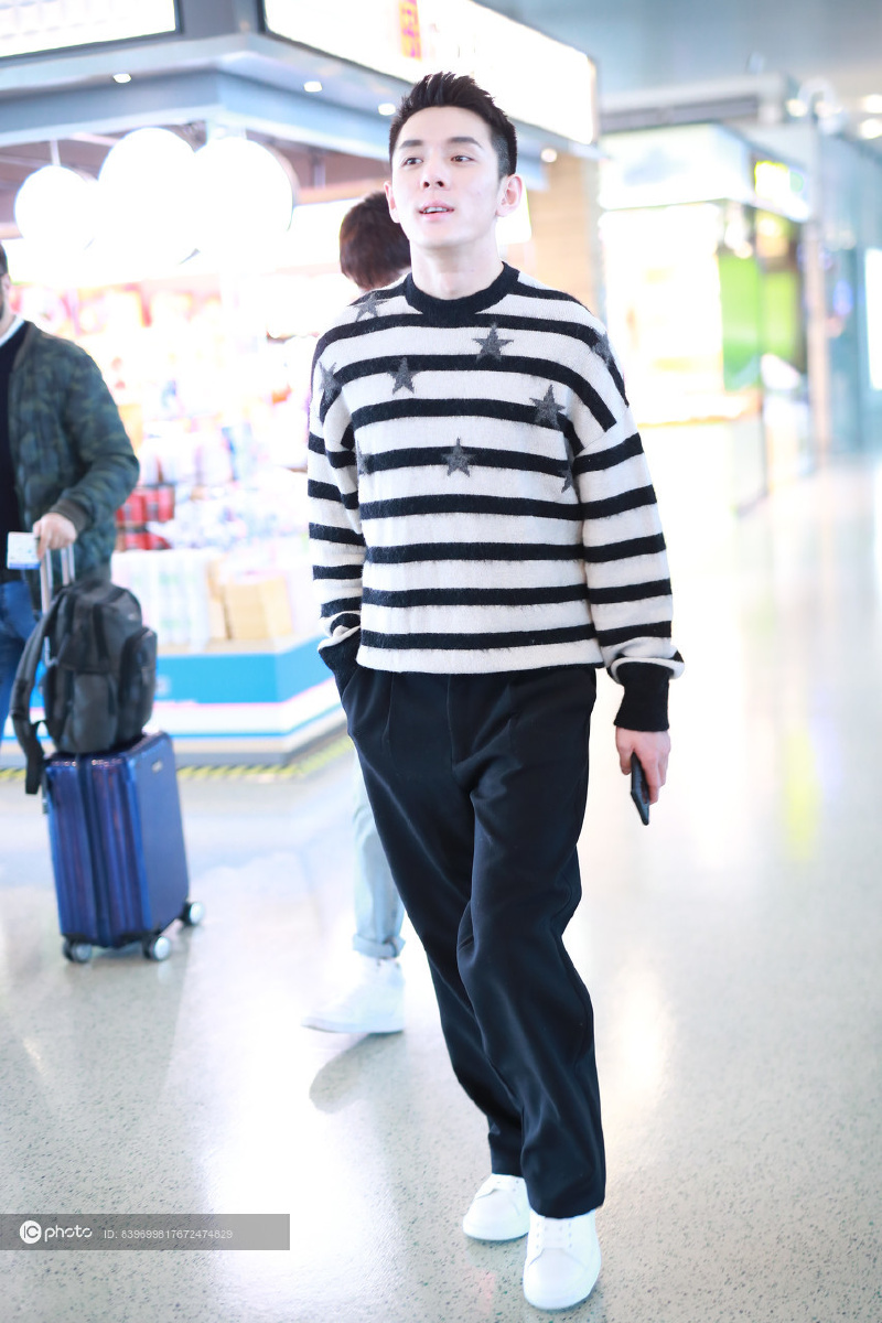 街拍:李佳琦黑白色条纹针织衫 西裤 小白鞋简约休闲