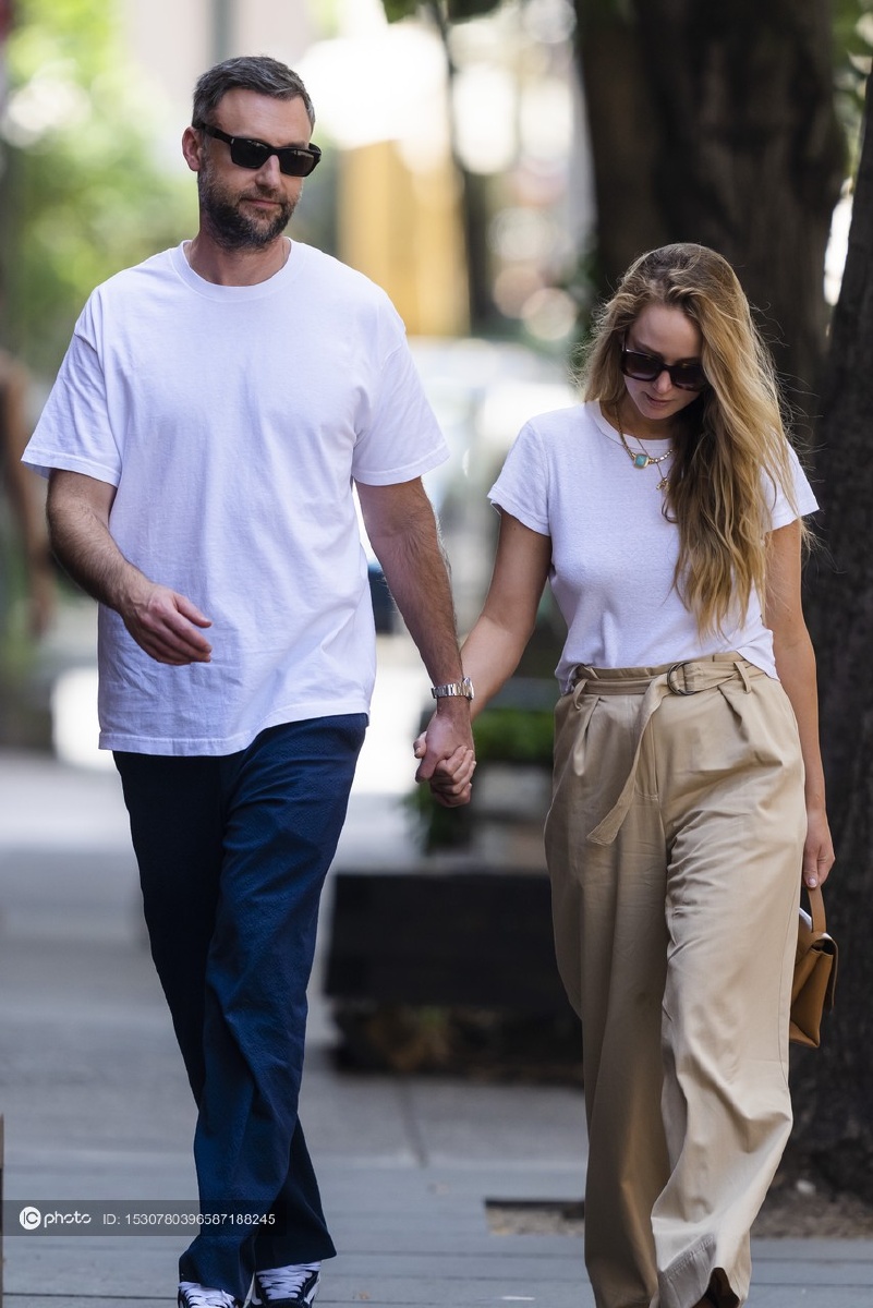 "大表姐"詹妮弗-劳伦斯与老公库克-马鲁尼在纽约外出 牵手甜蜜好恩爱