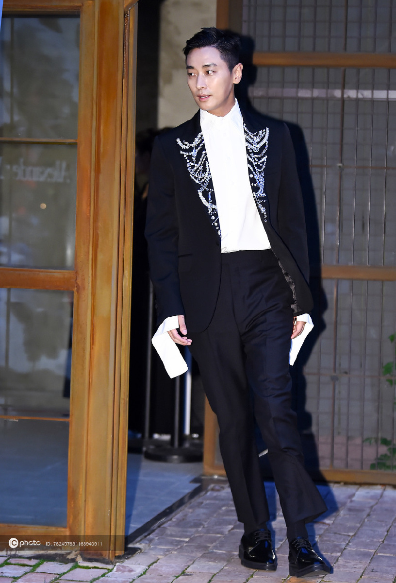 朱智勋alexandermcqueen镶边西装型格时尚