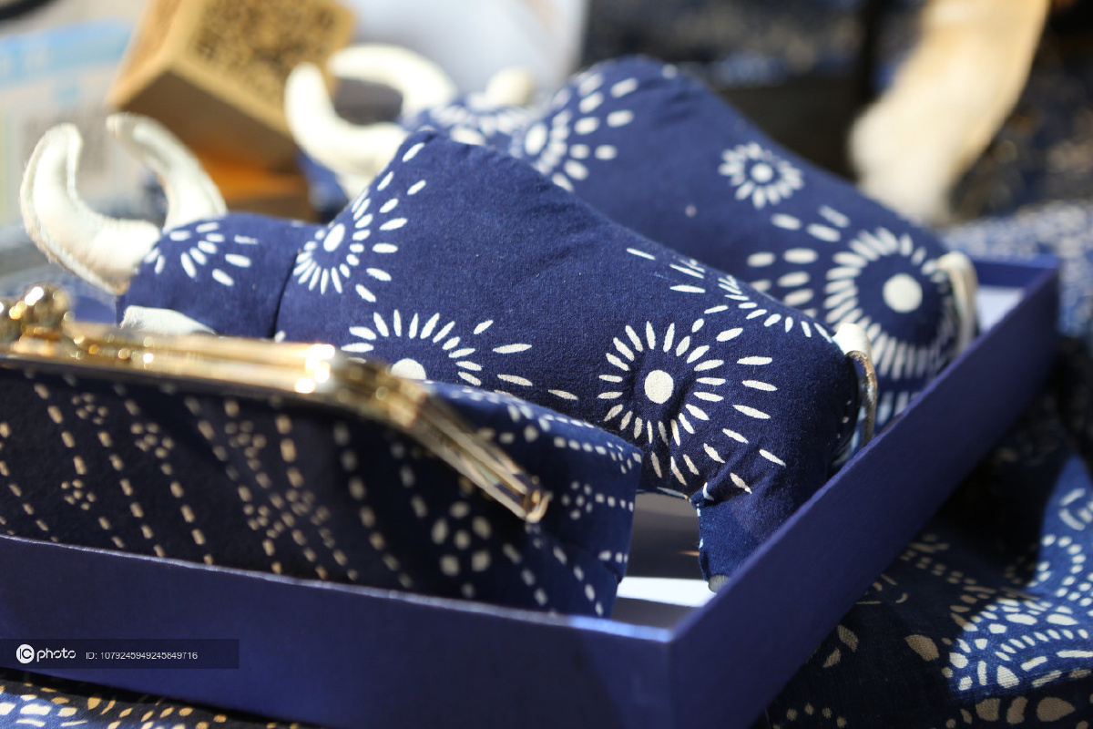 独家上海非遗安亭药斑布在长三角文博会大放异彩玩起跨界