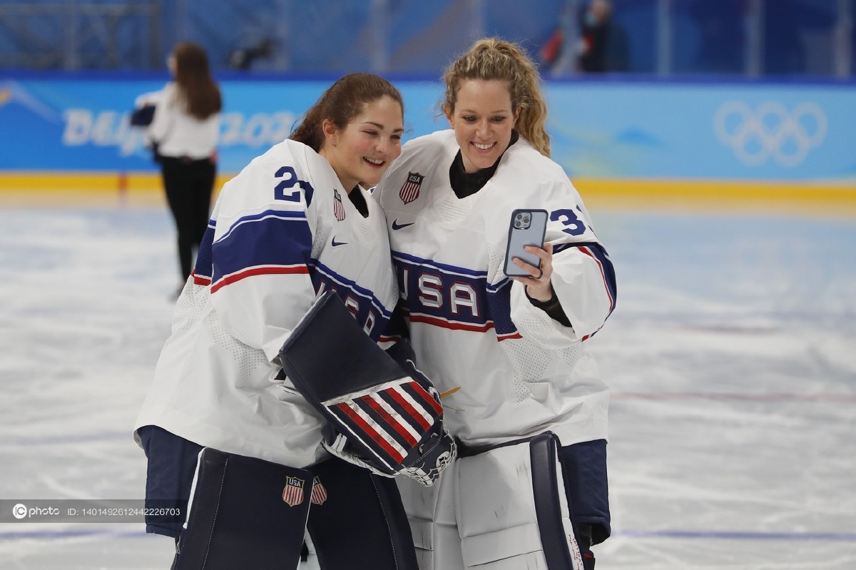 美国女子冰球队备战氛围轻松众将训练场上纷纷自拍合影留念