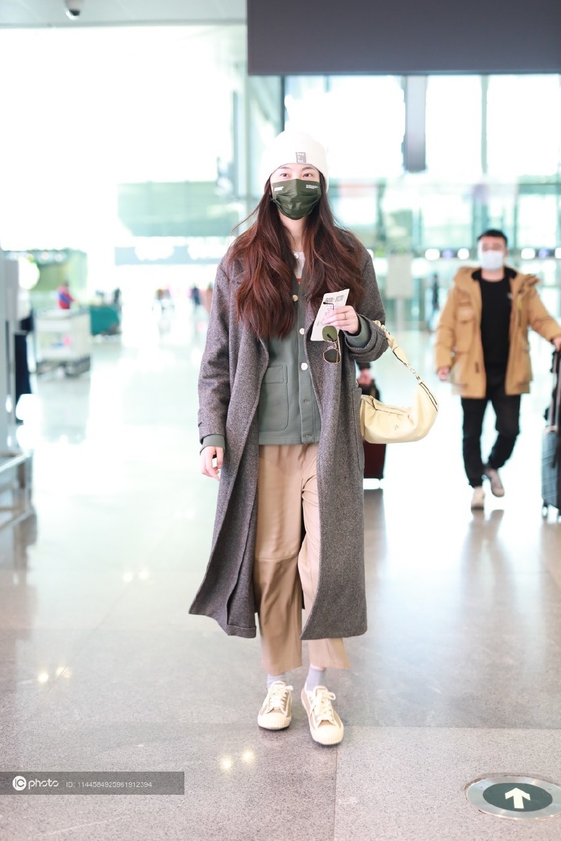 街拍超模陈碧舸灰色毛呢大衣卡其色阔腿裤毛线帽率性女神范