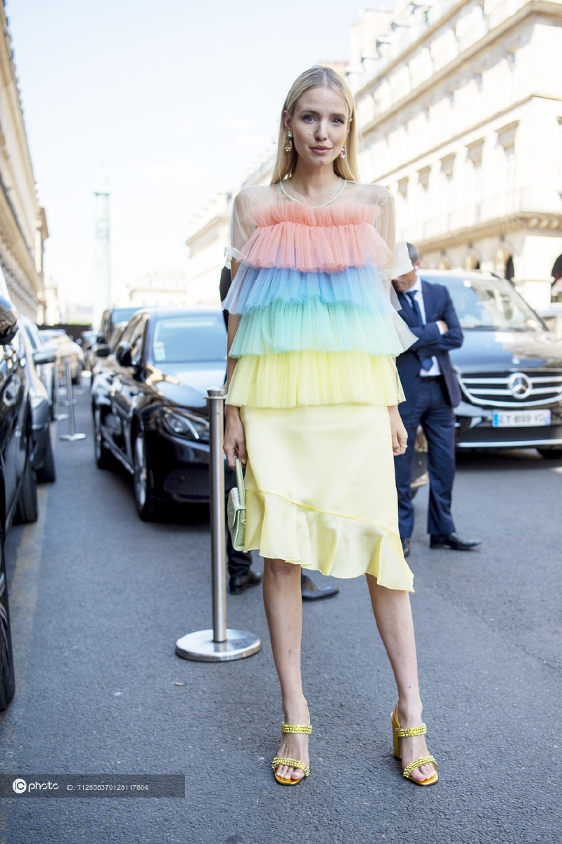 柔雾白电光粉柠檬黄最适合缎面的颜色就是五颜六色