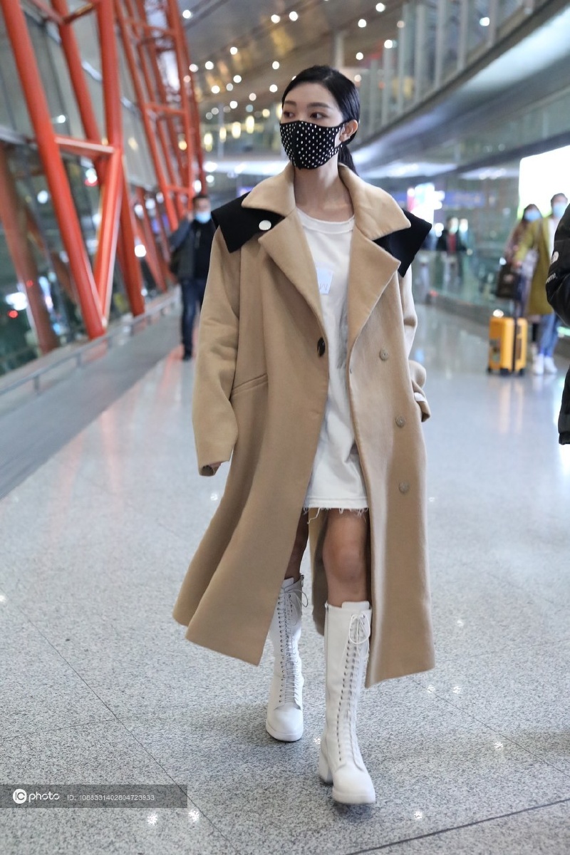 街拍李紫婷冬季露腿穿驼色呢大衣搭配白色系带中靴