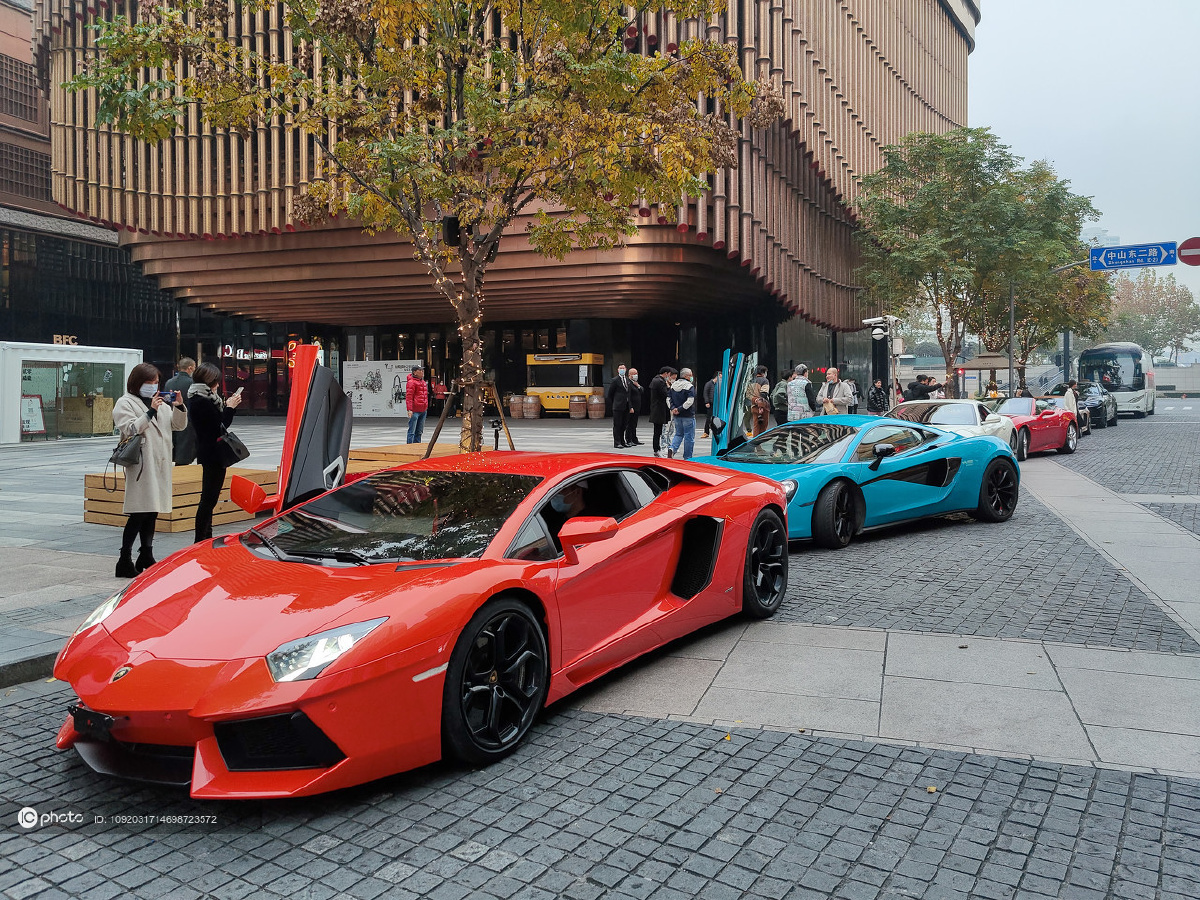 上海外滩街头豪车超跑"列队"引围观