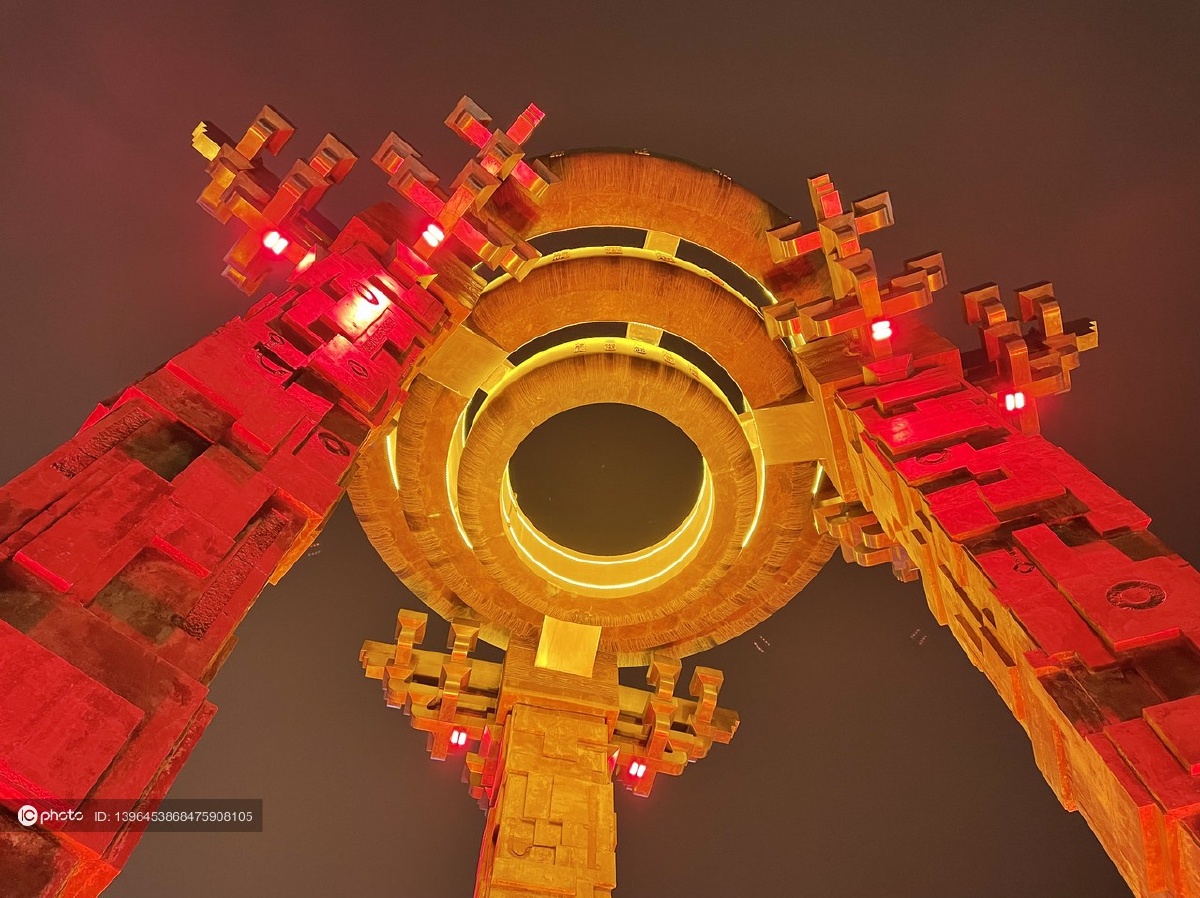 2022年1月25日甘肃定西春节期间的城市地标新莽权衡雕塑夜景