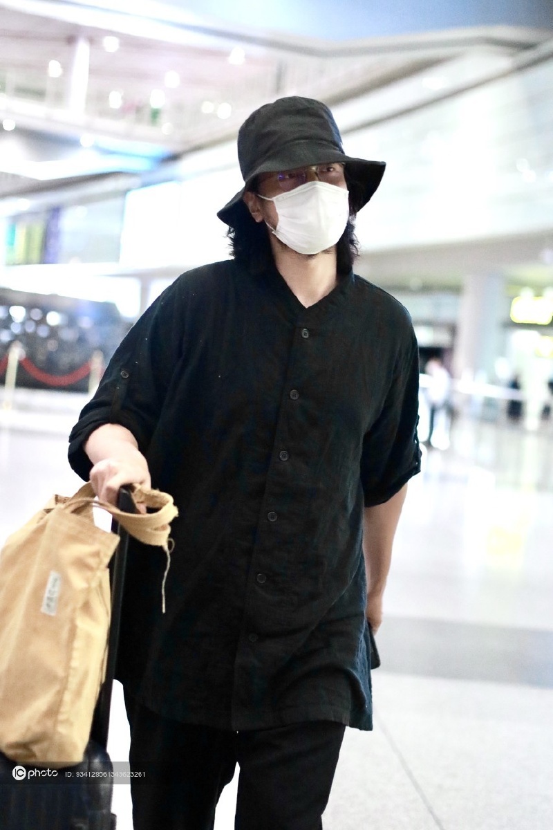 街拍:王传君黑色短袖衬衫 休闲裤 拖鞋 渔夫帽低调随性