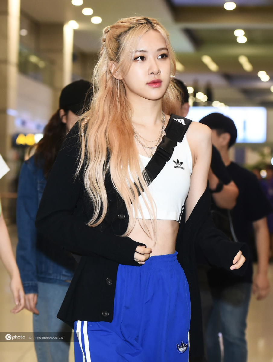 blackpinkrose现身机场心机露香肩也显得高贵脱俗