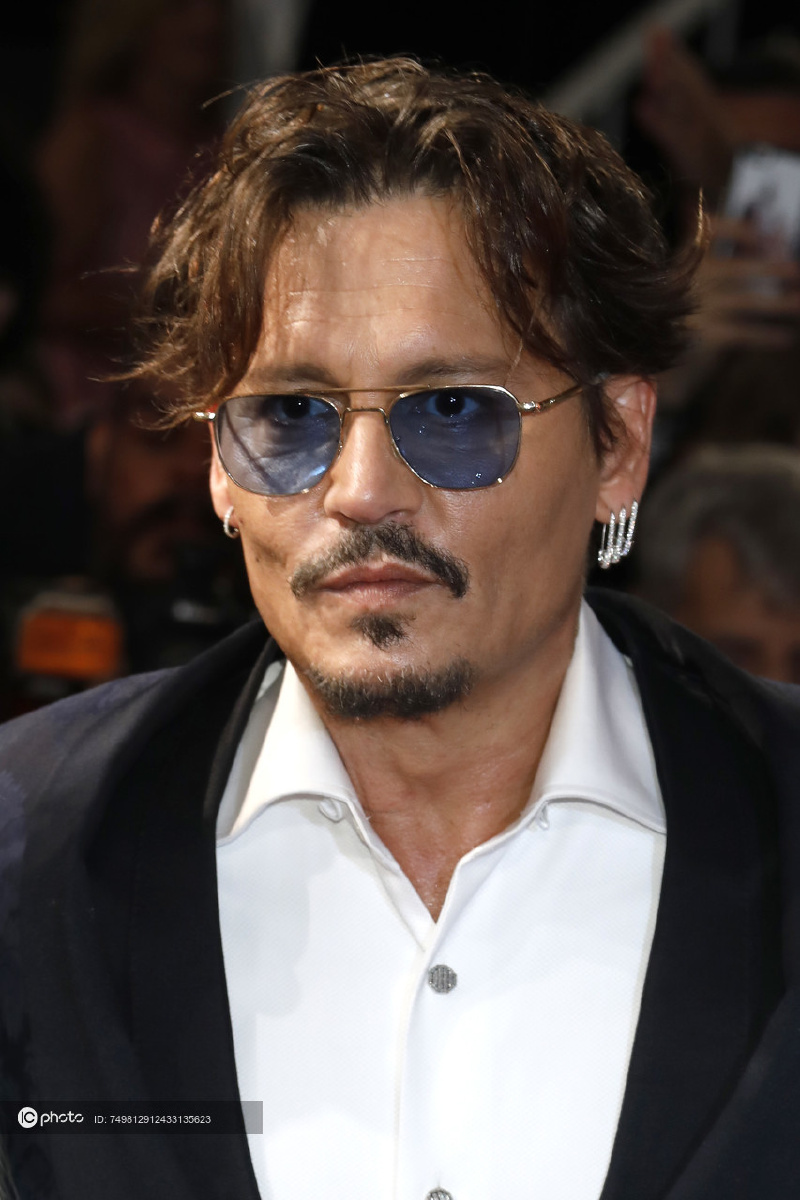 第76届威尼斯电影节《等待野蛮人》首映礼 约翰尼-德普性感微笑"危险