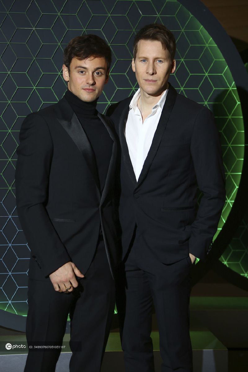 汤姆-戴利与老公出席某晚宴 两人黑白配亮相甜蜜对视