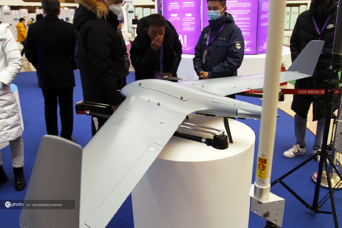 郑州创新科技展亮相工业级人机造型酷似隐身战机