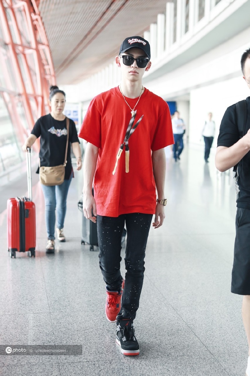 小鬼王琳凯supreme红色tee牛仔裤鸳鸯鞋棒球帽嘻哈look