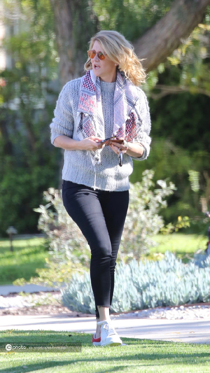 街拍劳拉邓恩灰色针织毛衣紧身牛仔裤小白鞋围巾简朴随性