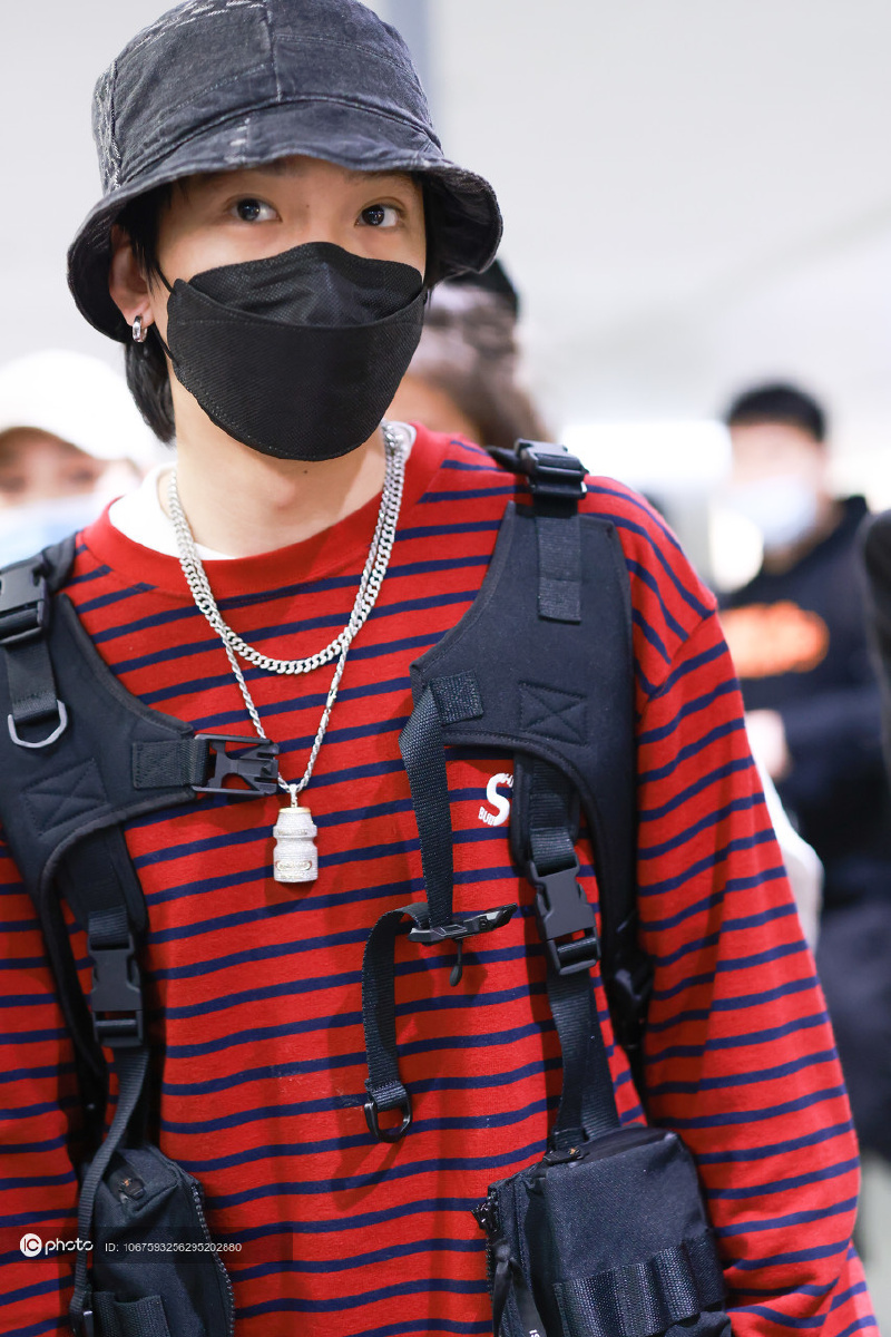 谢锐韬穿红色条纹戴渔夫帽现身