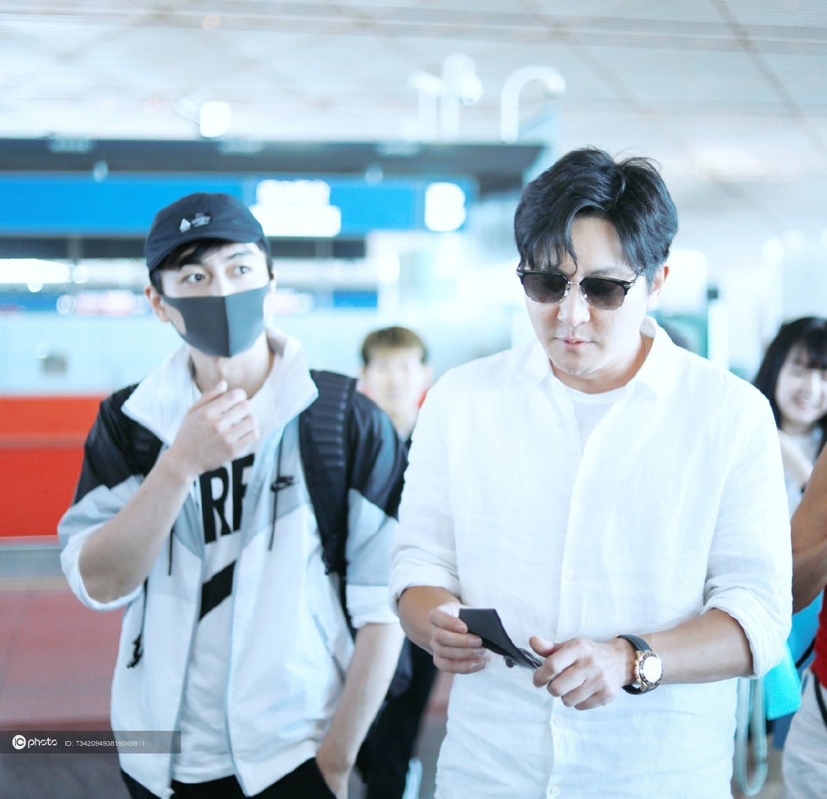 独家陈晓郭京飞组团返京走路带风超霸气