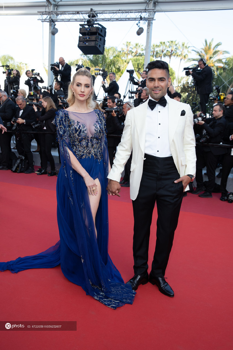 第72届戛纳电影节闭幕式红毯著名足球运动员法尔考携美貌妻子亮相