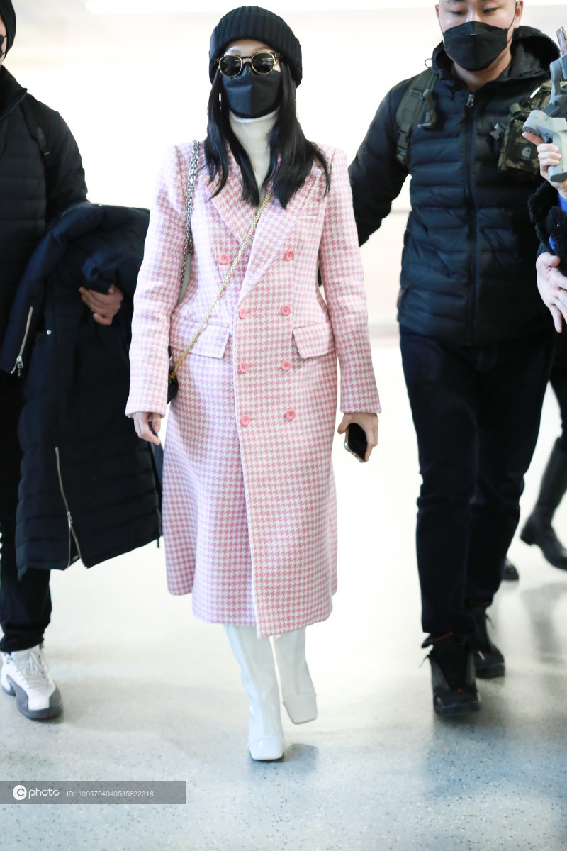 街拍张韶涵粉色格纹大衣白色方头靴圆形墨镜清新又时髦