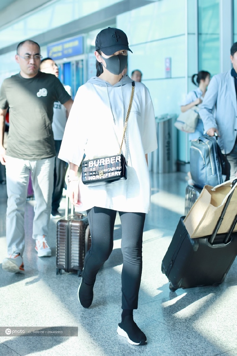 街拍李冰冰白色连帽tee黑色窄腿裤运动鞋burberry手袋休闲简约