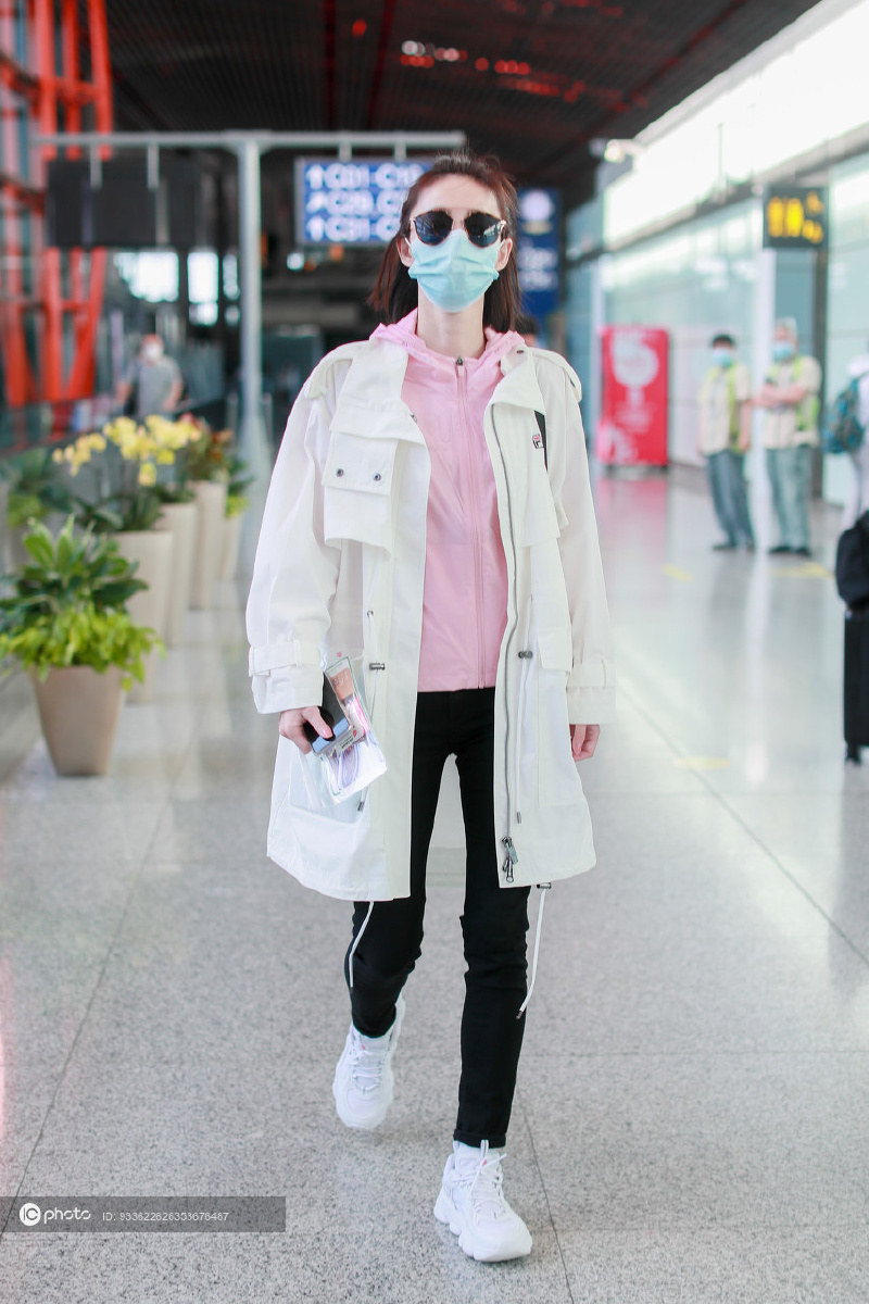 街拍王丽坤fila白色工装外套粉色防晒衣运动裤休闲随意