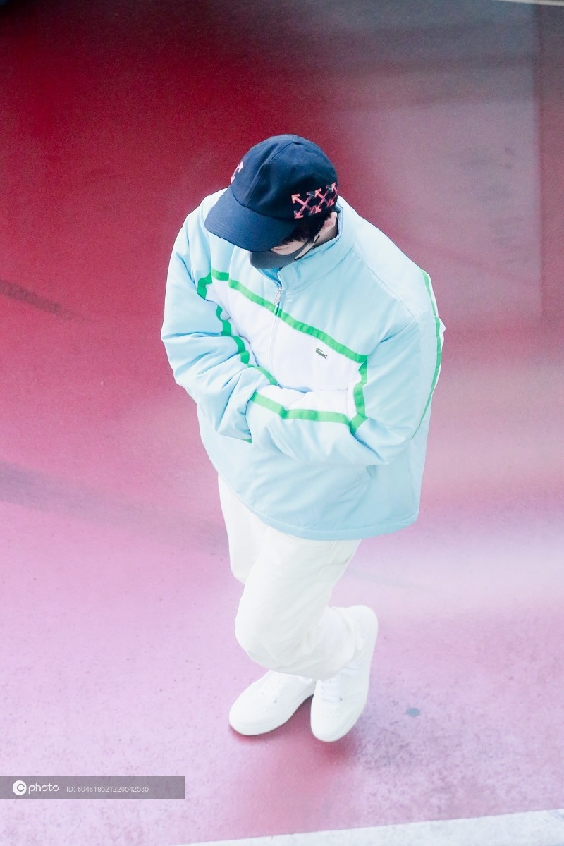 王俊凯被北京的冷空气逼得get新技能"老头揣" 双手抱紧揣在袖子里