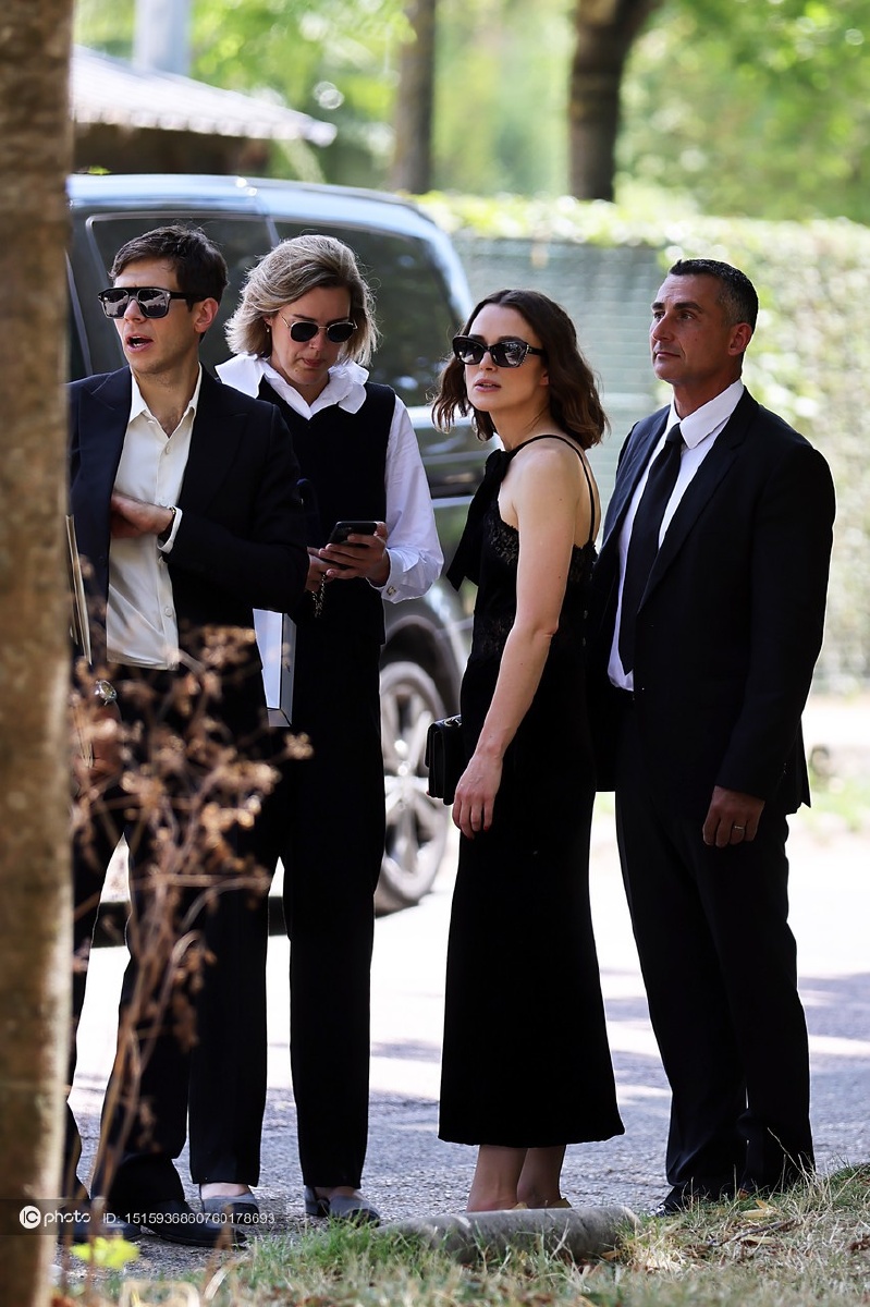 凯拉-奈特莉与老公詹姆斯-莱顿现身chanel 2022秋冬高定秀 牵手密语