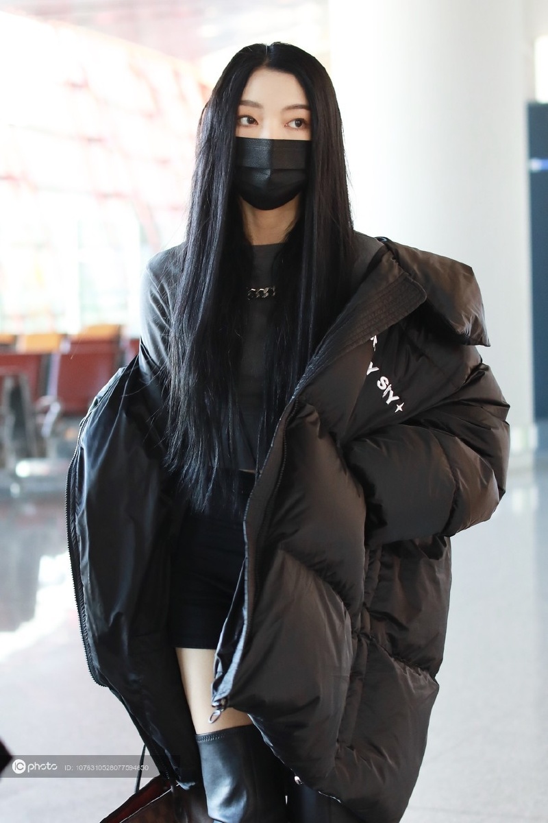 李紫婷获赠花束人气旺穿短裤长靴露出绝对领域