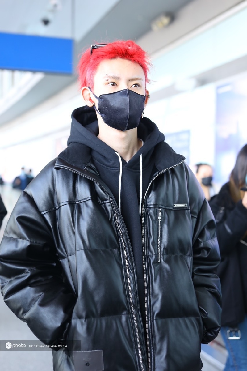 小鬼王琳凯红发造型戴墨镜帅气满分