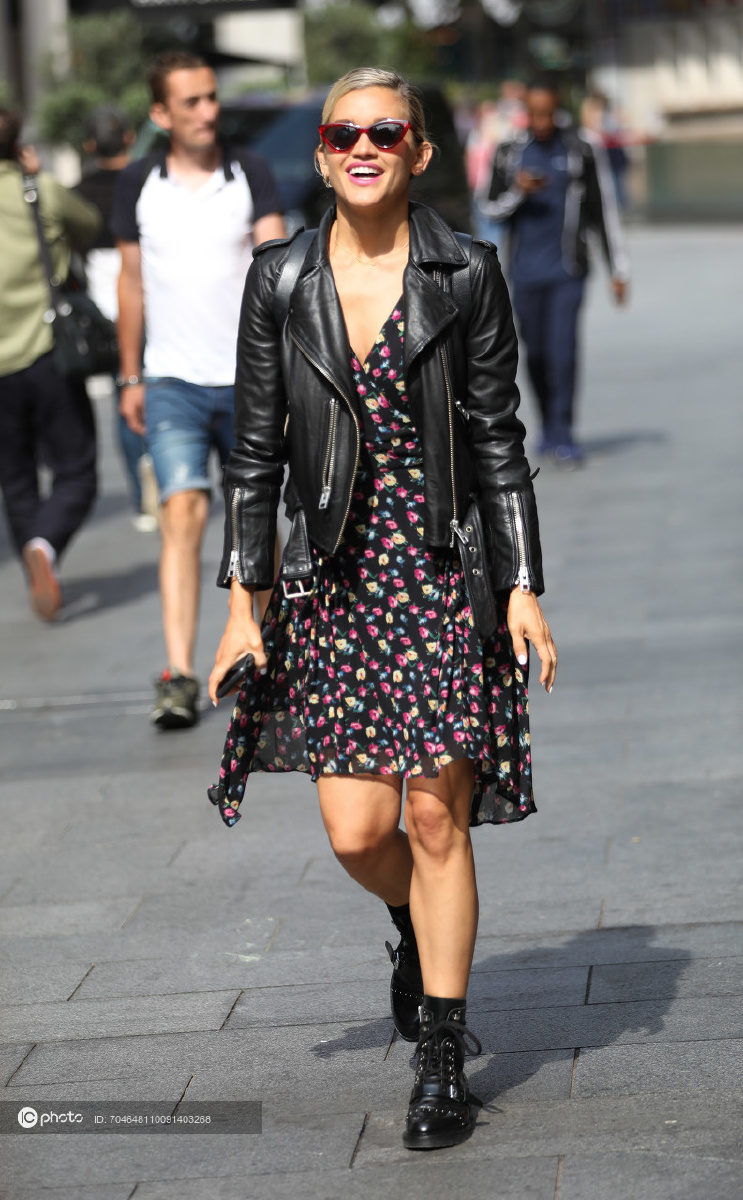 阿什利罗伯茨皮衣配碎花裙彩框墨镜搭短靴时髦有型
