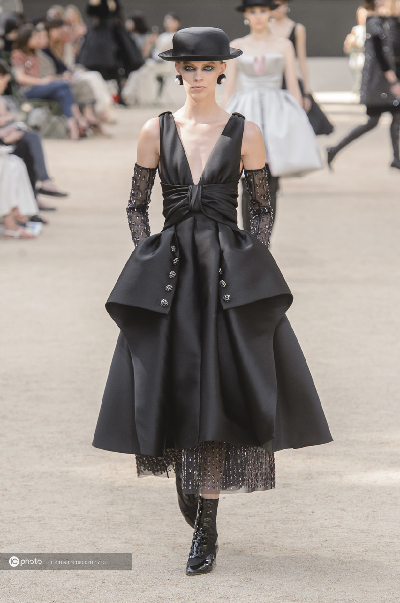 桂纶镁chanel2017秋冬高定礼服演绎深v诱惑