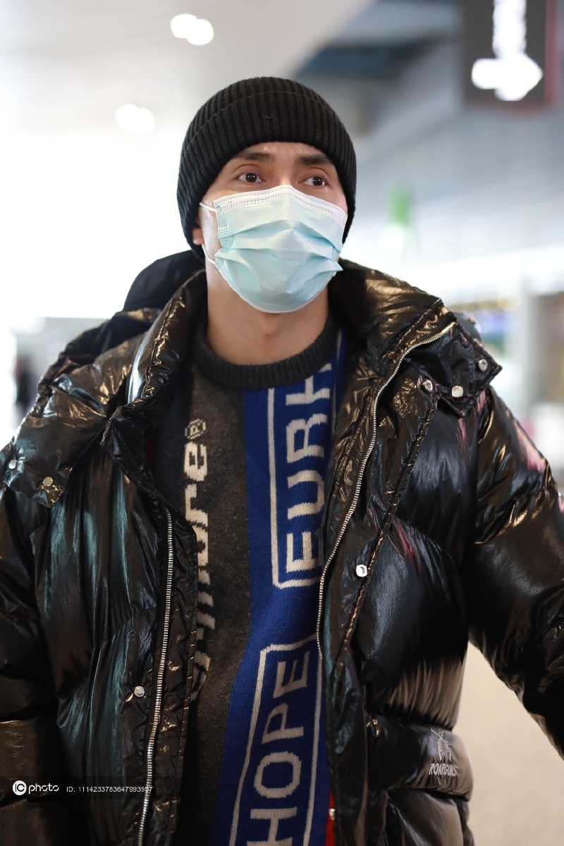 街拍高伟光黑色亮面羽绒服蓝色毛衣运动裤毛线帽潮酷帅气