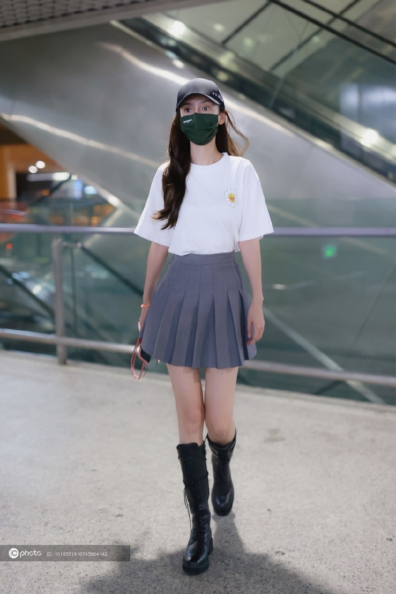 街拍angelababy杨颖白色t恤jk校园风百褶短裙骑士靴酷感帅气