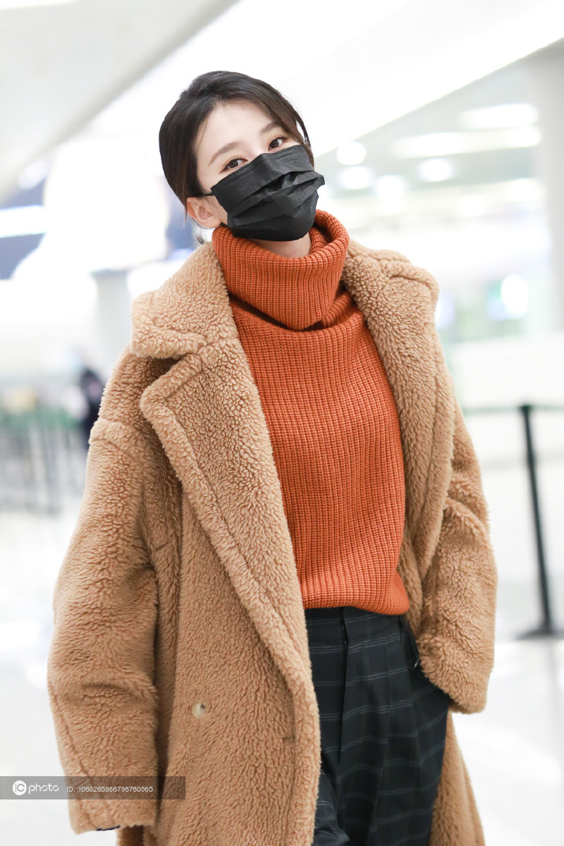 街拍乔欣maxmara泰迪大衣砖红色高领毛衣格纹阔腿裤尖头鞋温暖大气