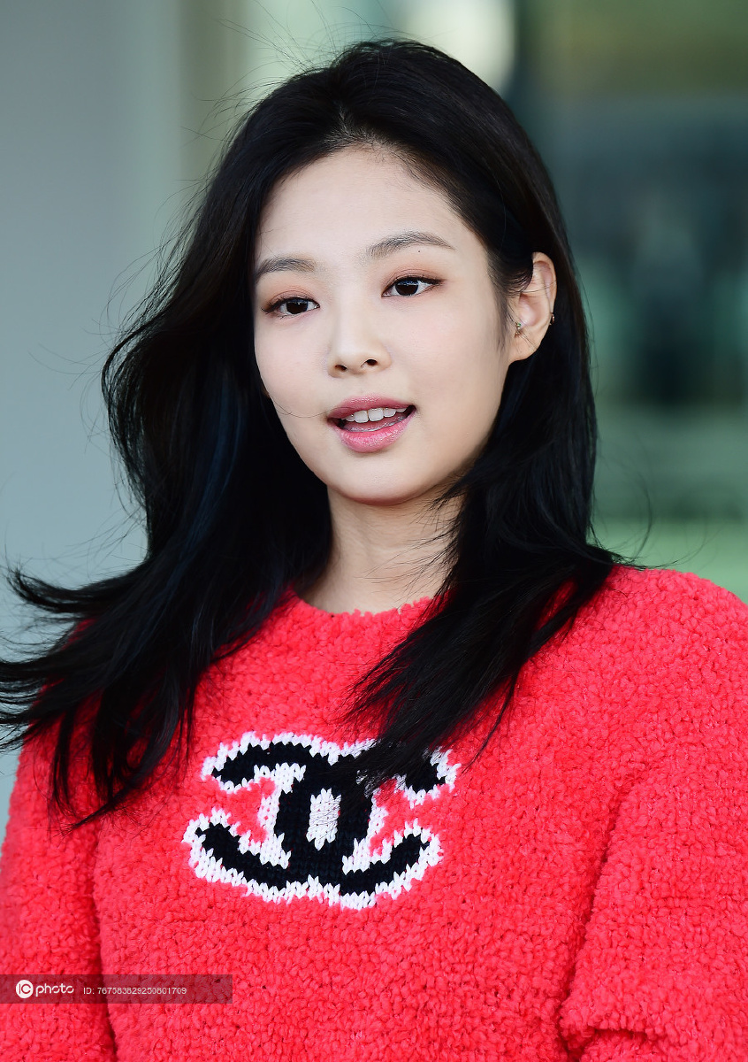 jennie金智妮chanel红色毛衣阔腿裤老爹鞋手袋时髦chic