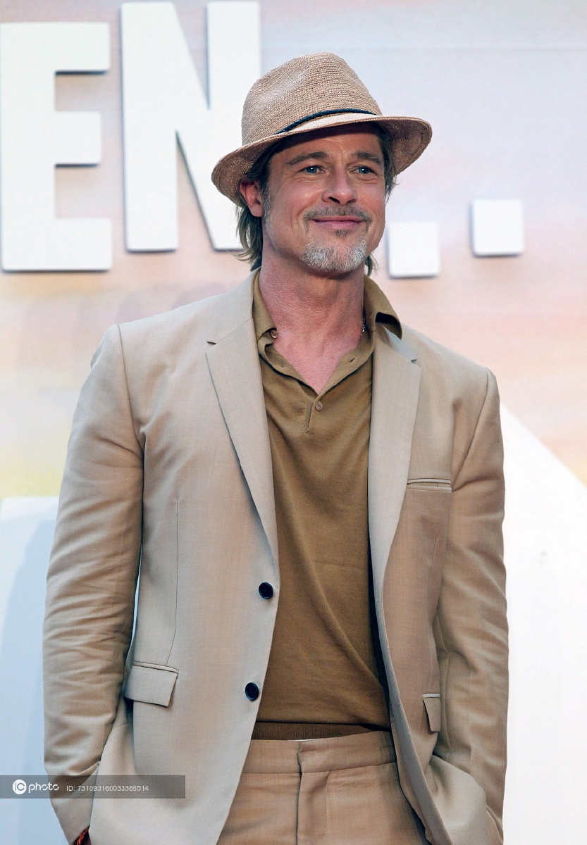 电影《好莱坞往事》墨西哥首映红毯 布拉德-皮特绅士扶帽展英伦帅气
