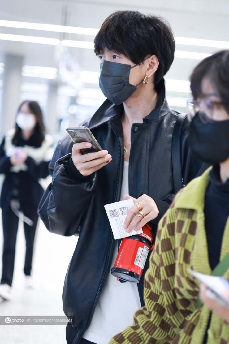 街拍:韩火火黑色皮夹克 运动裤 红色帆布鞋温暖潮流 - ic_photo