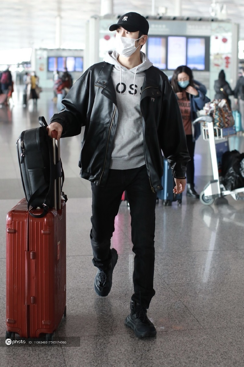 街拍:张云龙皮夹克 灰色连帽卫衣 牛仔裤 棒球帽运动休闲