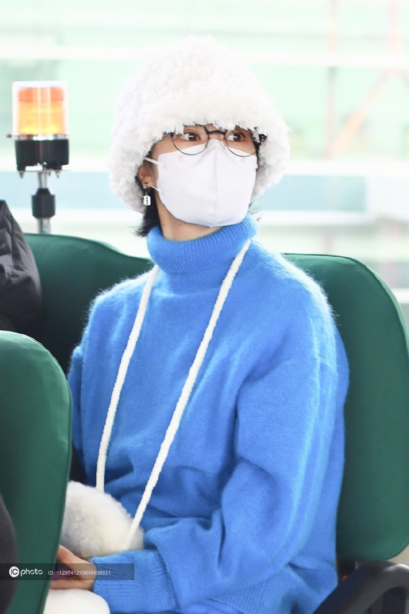 街拍郁可唯蓝色拉链卫衣外套运动裤毛绒手套白色毛绒帽黑色羽绒服温暖