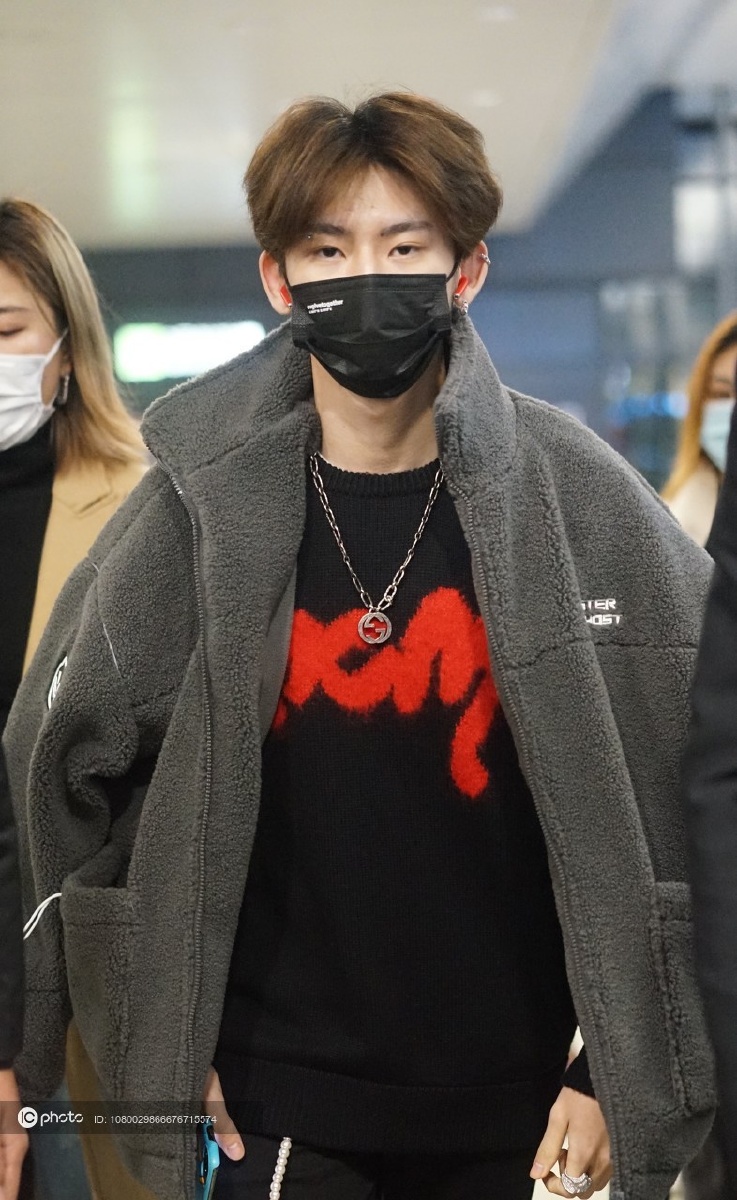 街拍小鬼王琳凯mcm黑色圆领logo毛衣gucci项链