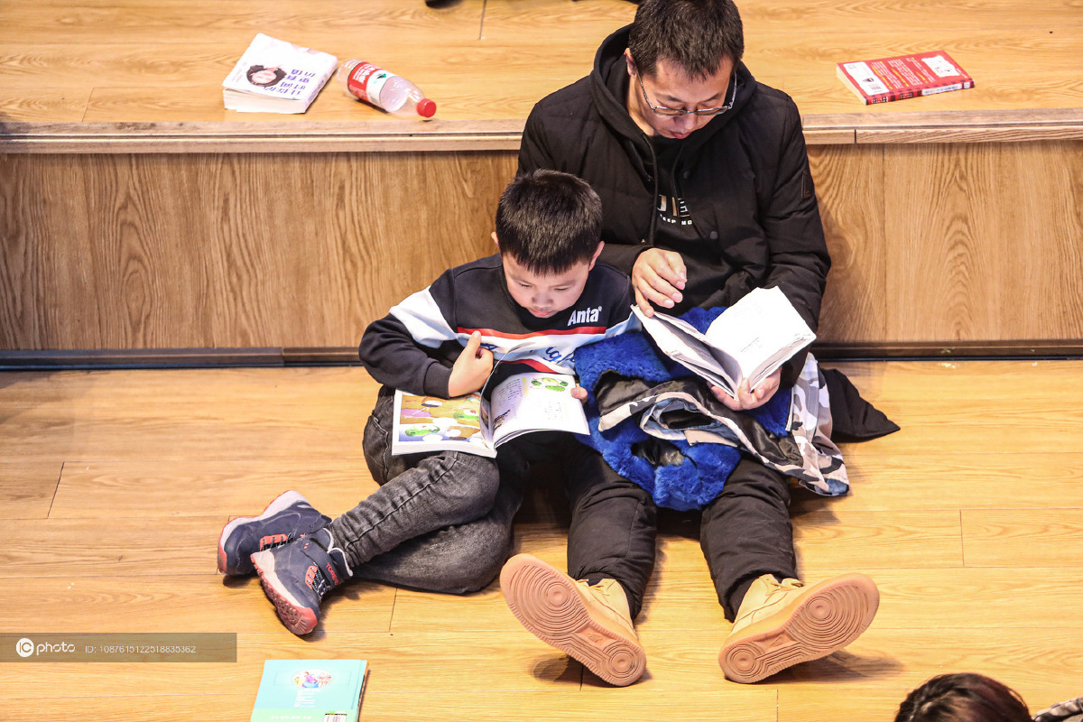 独家沈阳家长带孩子书店看书沉浸书海