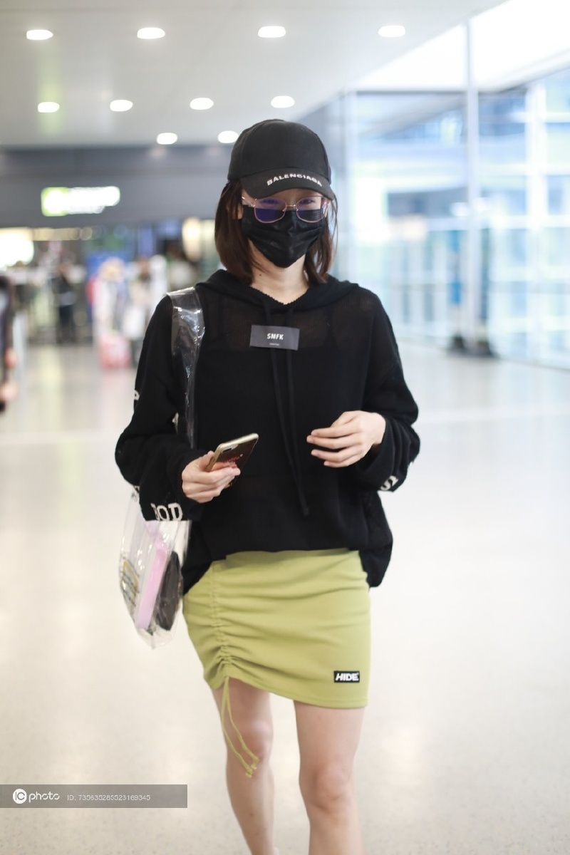 街拍苗苗smfk黑色卫衣牛油果绿针织半裙老爹鞋celine透明包balenciaga