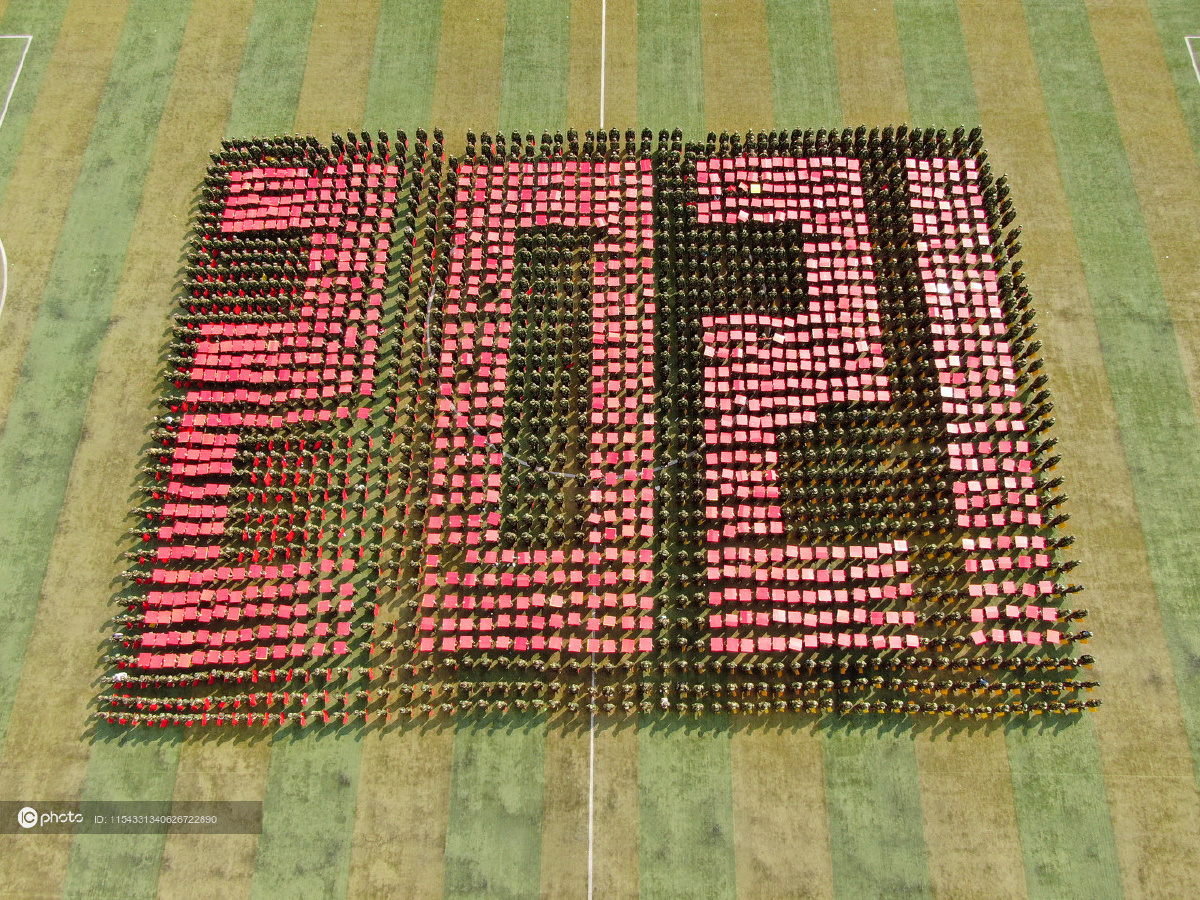 独家:昆明学子军训花样摆字 礼赞建党百年