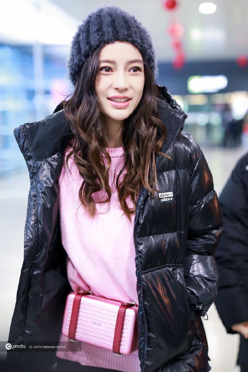 街拍angelababy黑色adidas羽绒服窄腿裤短靴绒线帽loewe粉色毛衣与