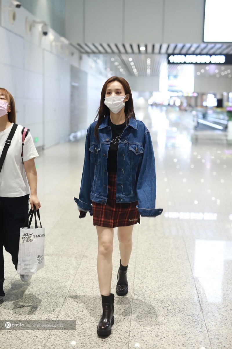 街拍李一桐牛仔外套格纹短裙黑色t恤黑色短靴随性时尚