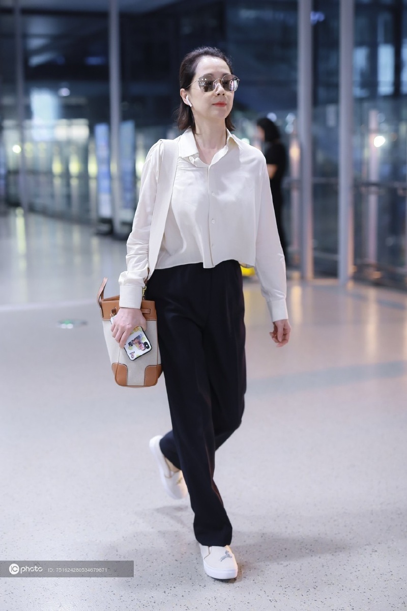 街拍海清白衬衫黑色西裤休闲鞋hermes帆布包干练利落