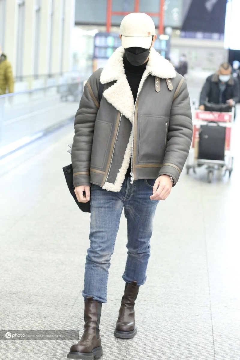 街拍杜江羊羔毛皮夹克切尔西短靴这身穿得蛮有型